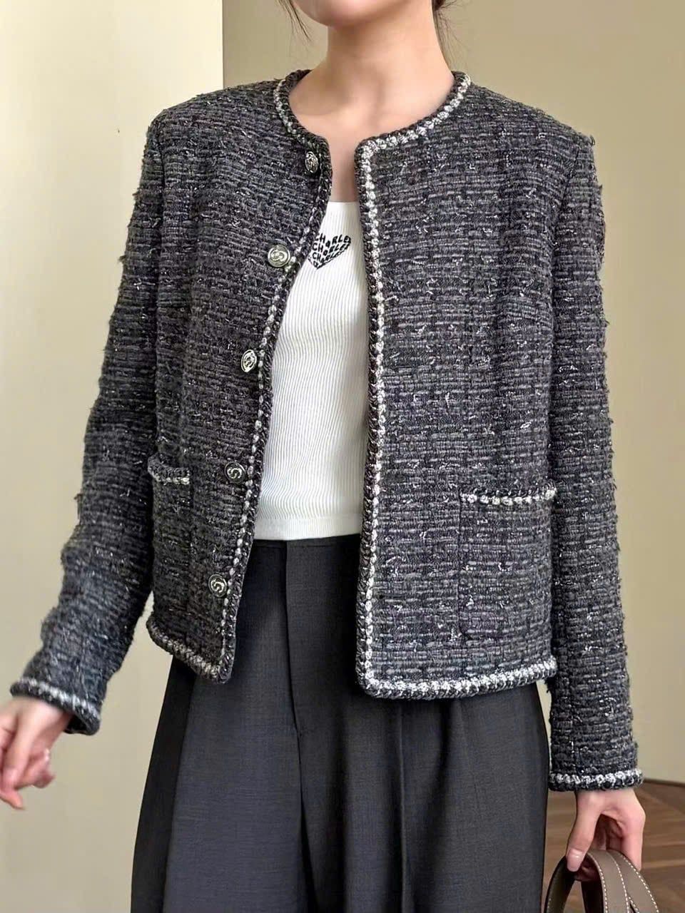  1.Áo Tweed xám 2 túi viền trắng 