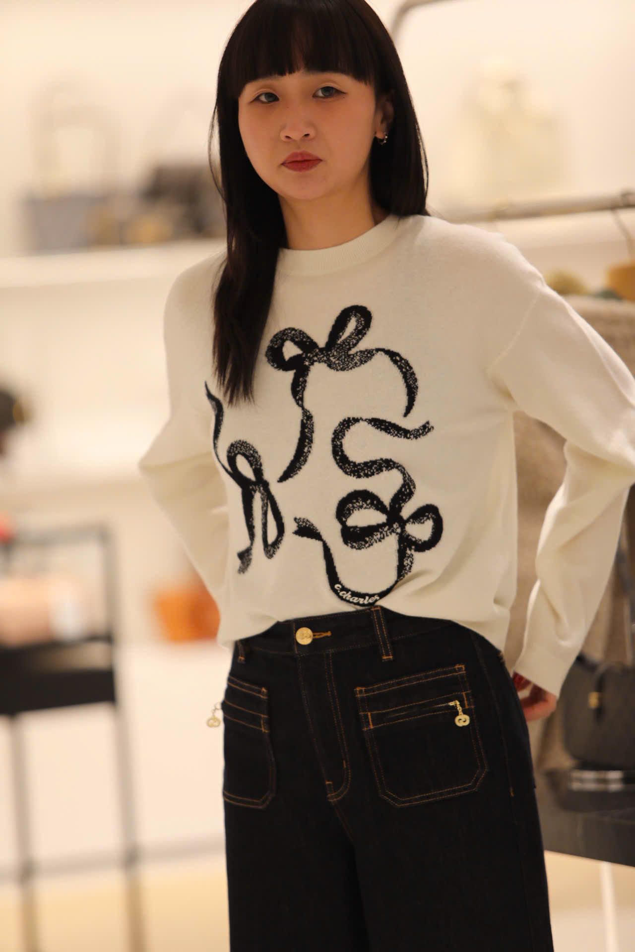  1.Áo len trắng họa tiết 3 nơ đen 