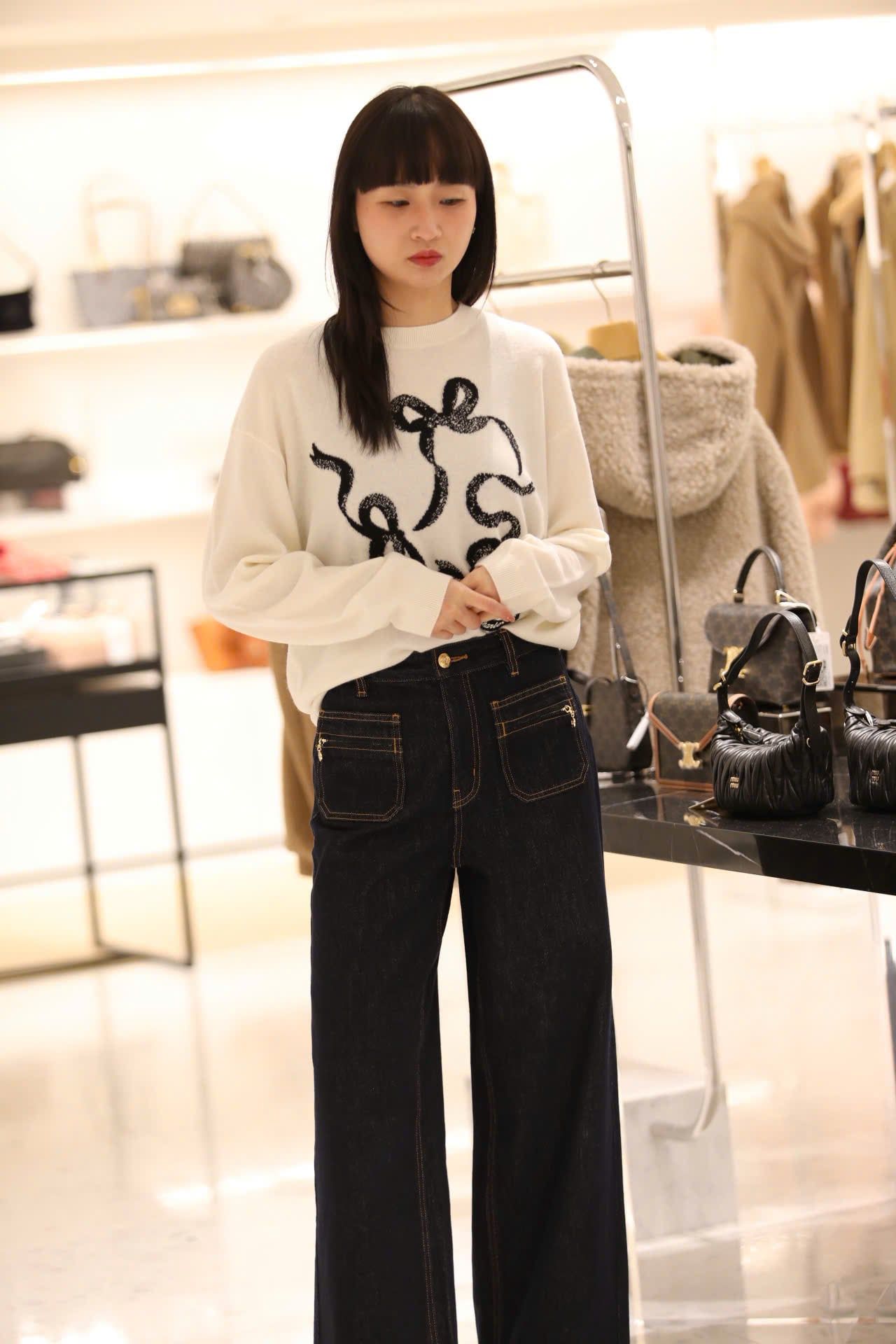  1.Áo len trắng họa tiết 3 nơ đen 