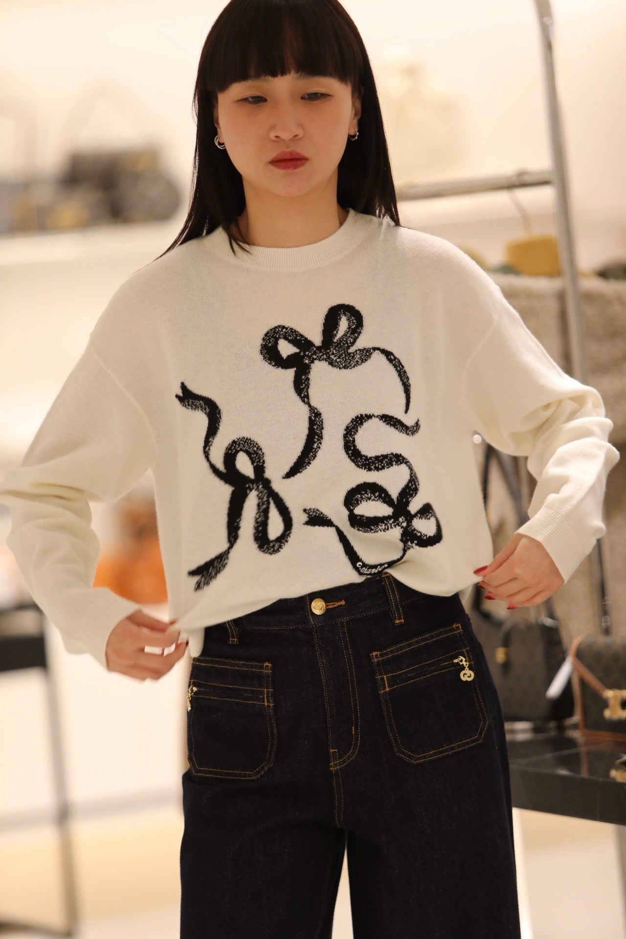  1.Áo len trắng họa tiết 3 nơ đen 