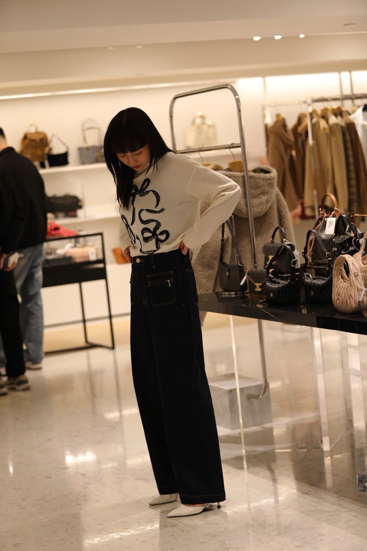  1.Áo len trắng họa tiết 3 nơ đen 