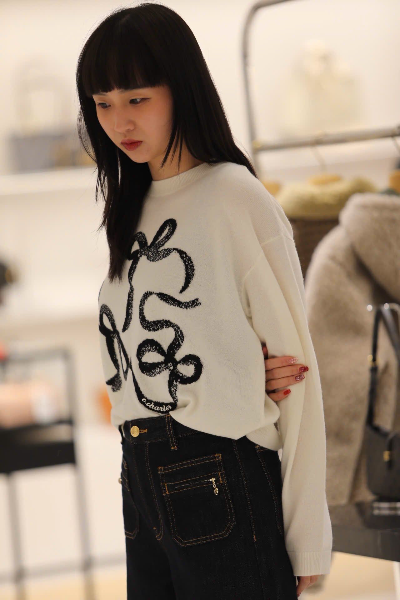  1.Áo len trắng họa tiết 3 nơ đen 