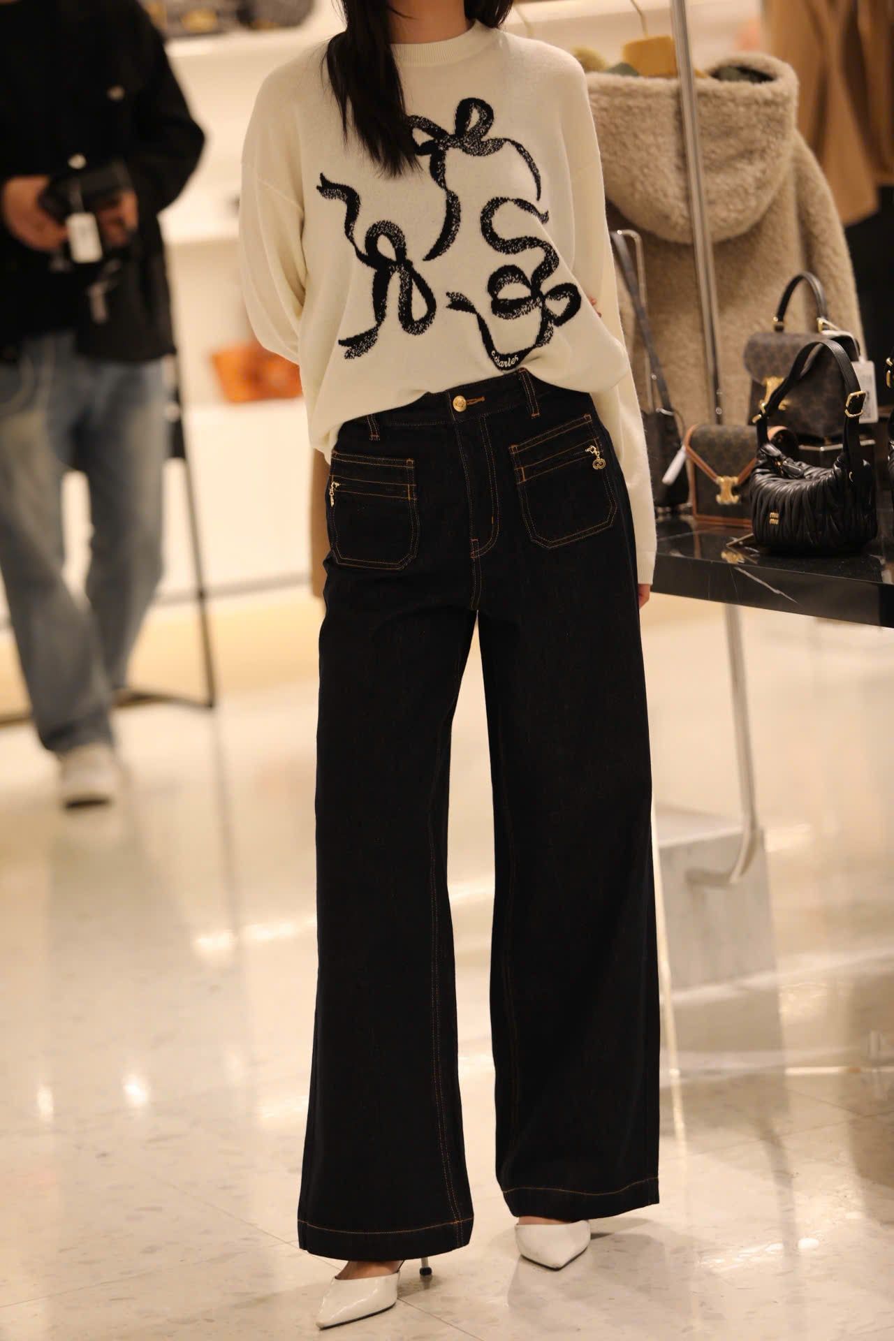  1.Áo len trắng họa tiết 3 nơ đen 