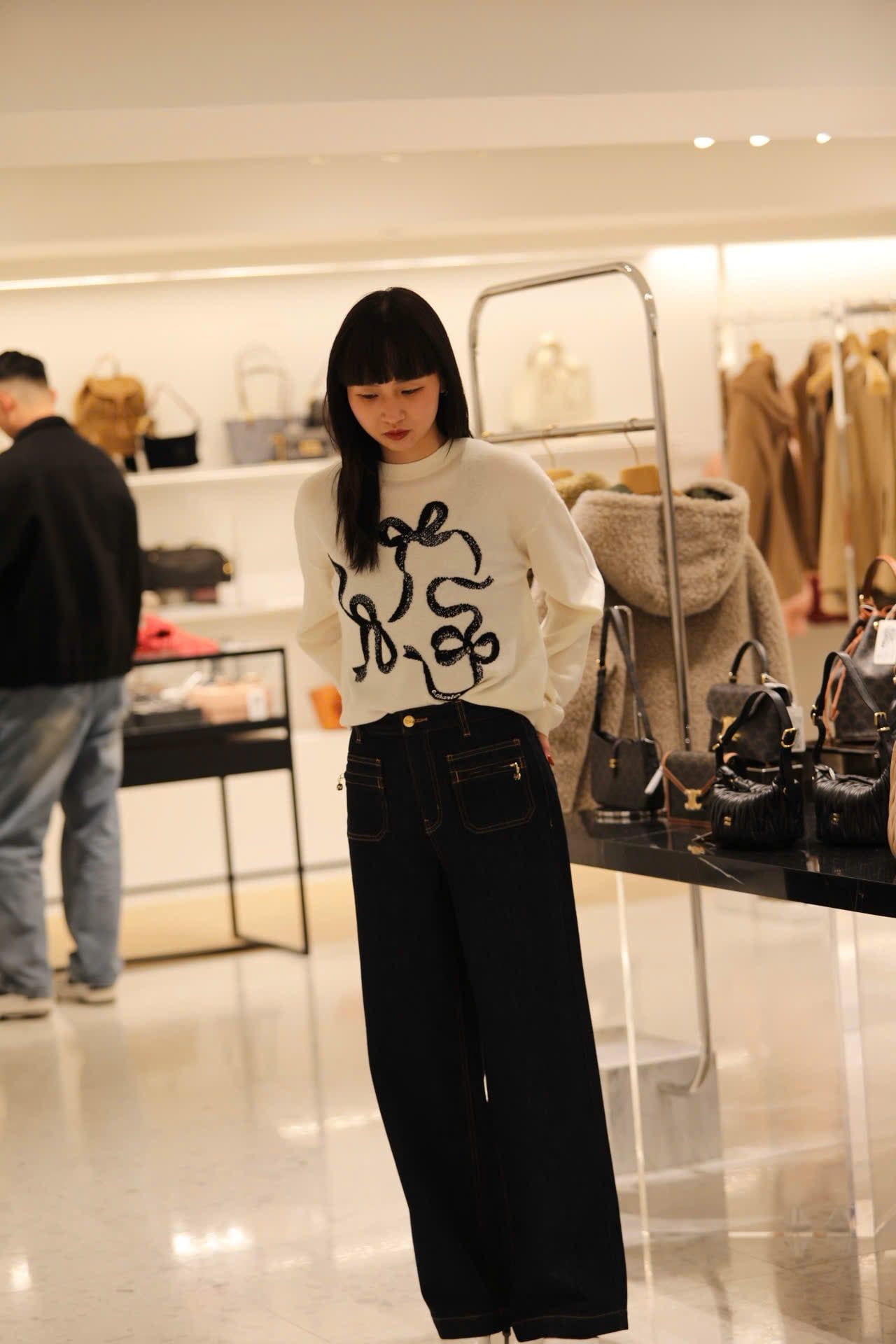  1.Áo len trắng họa tiết 3 nơ đen 