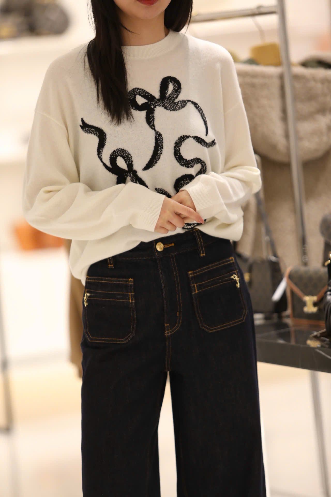  1.Áo len trắng họa tiết 3 nơ đen 