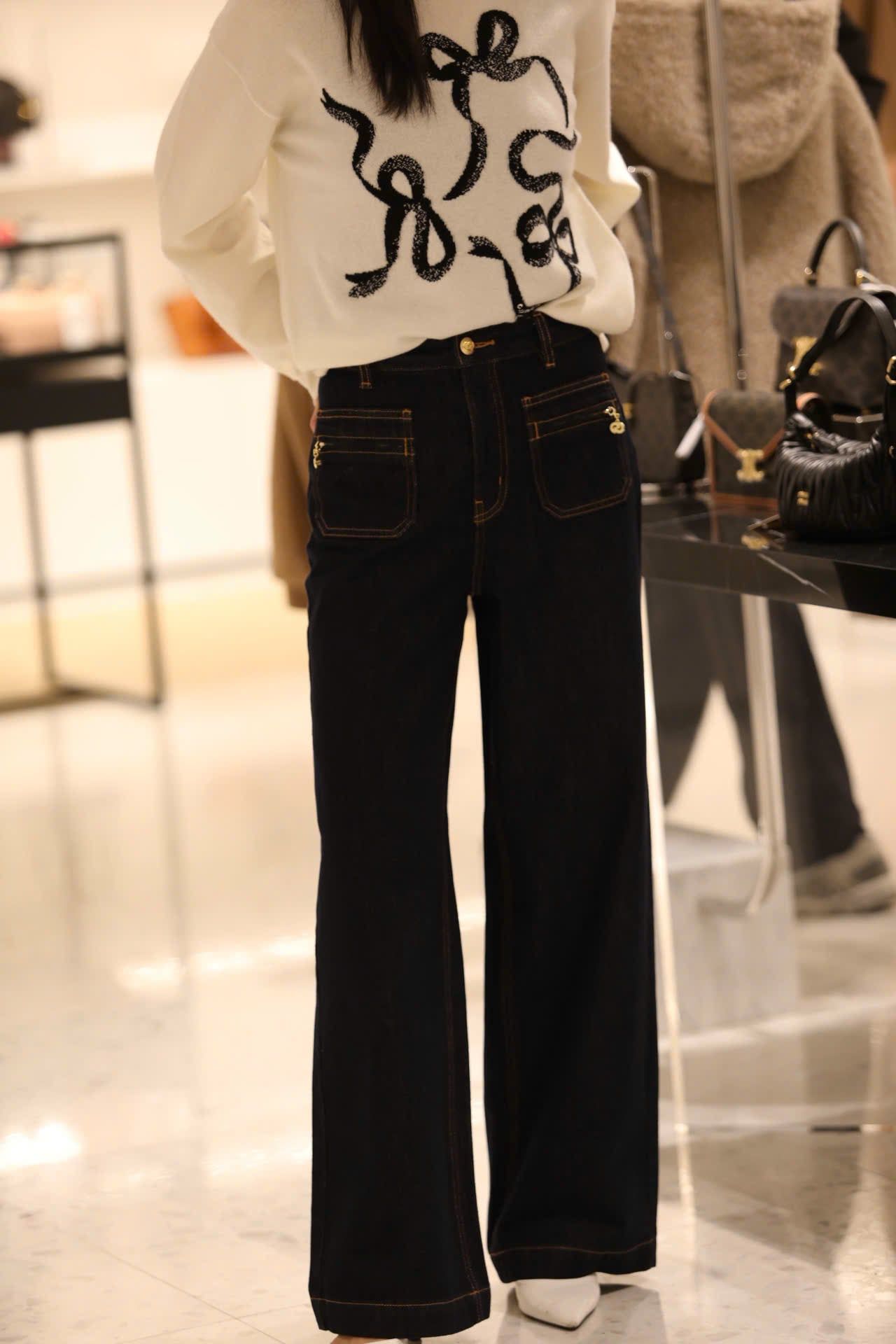  1.Áo len trắng họa tiết 3 nơ đen 