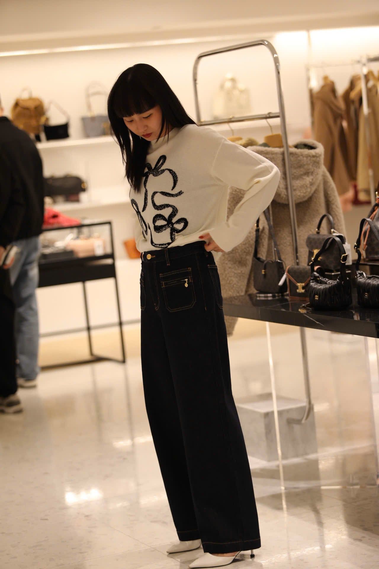  1.Áo len trắng họa tiết 3 nơ đen 