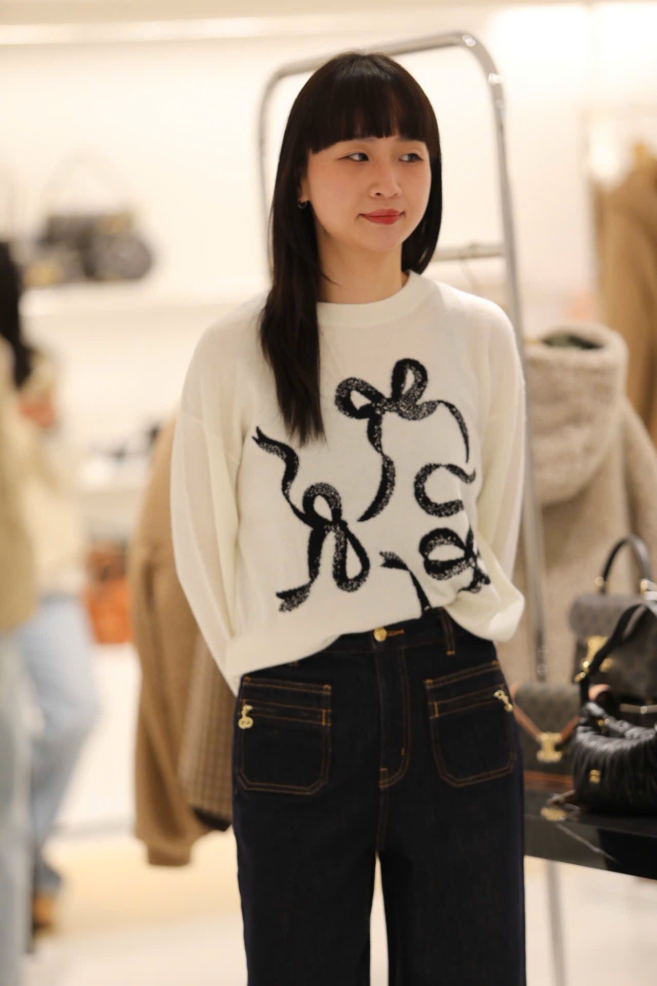  1.Áo len trắng họa tiết 3 nơ đen 