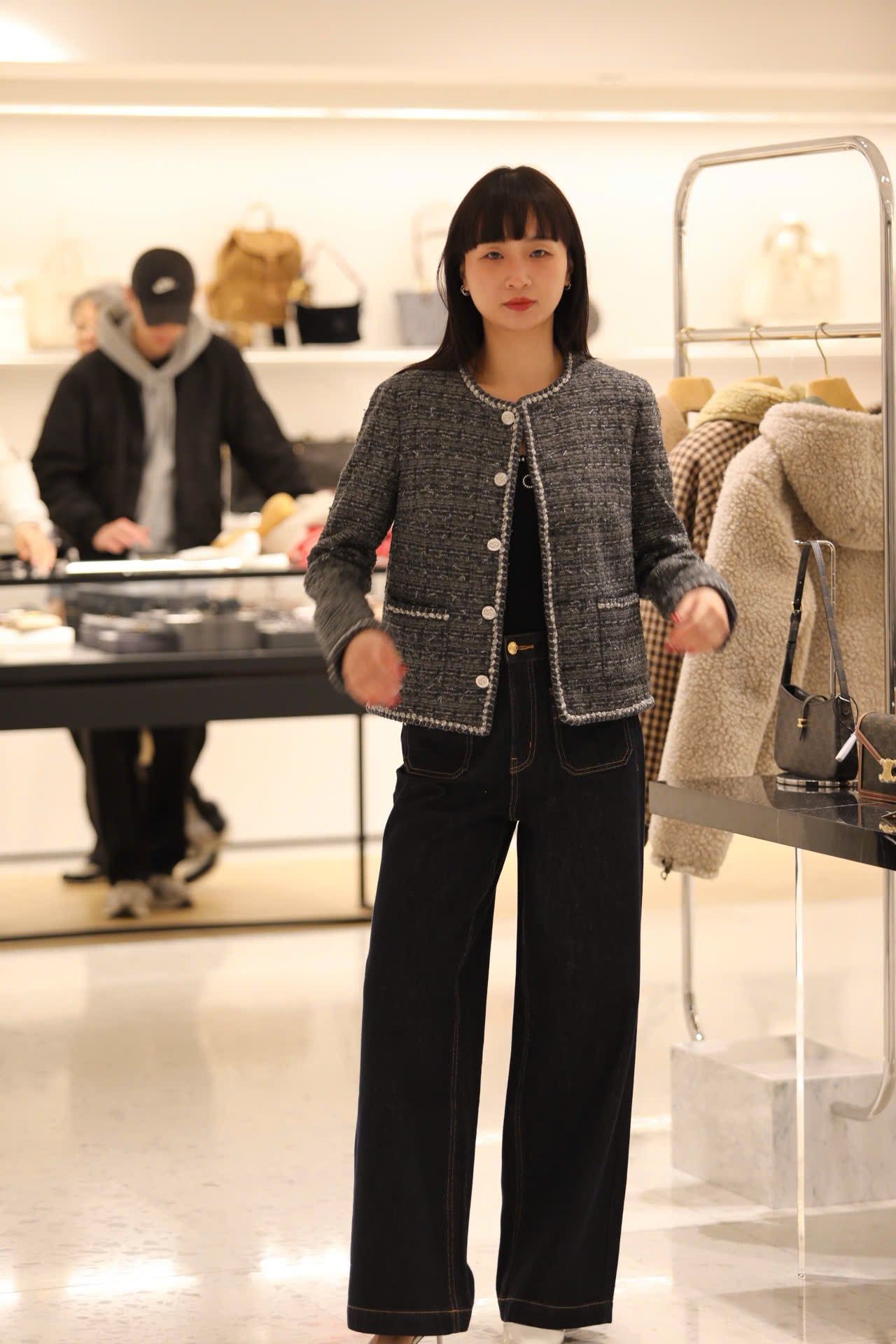  1.Áo Tweed xám 2 túi viền trắng 