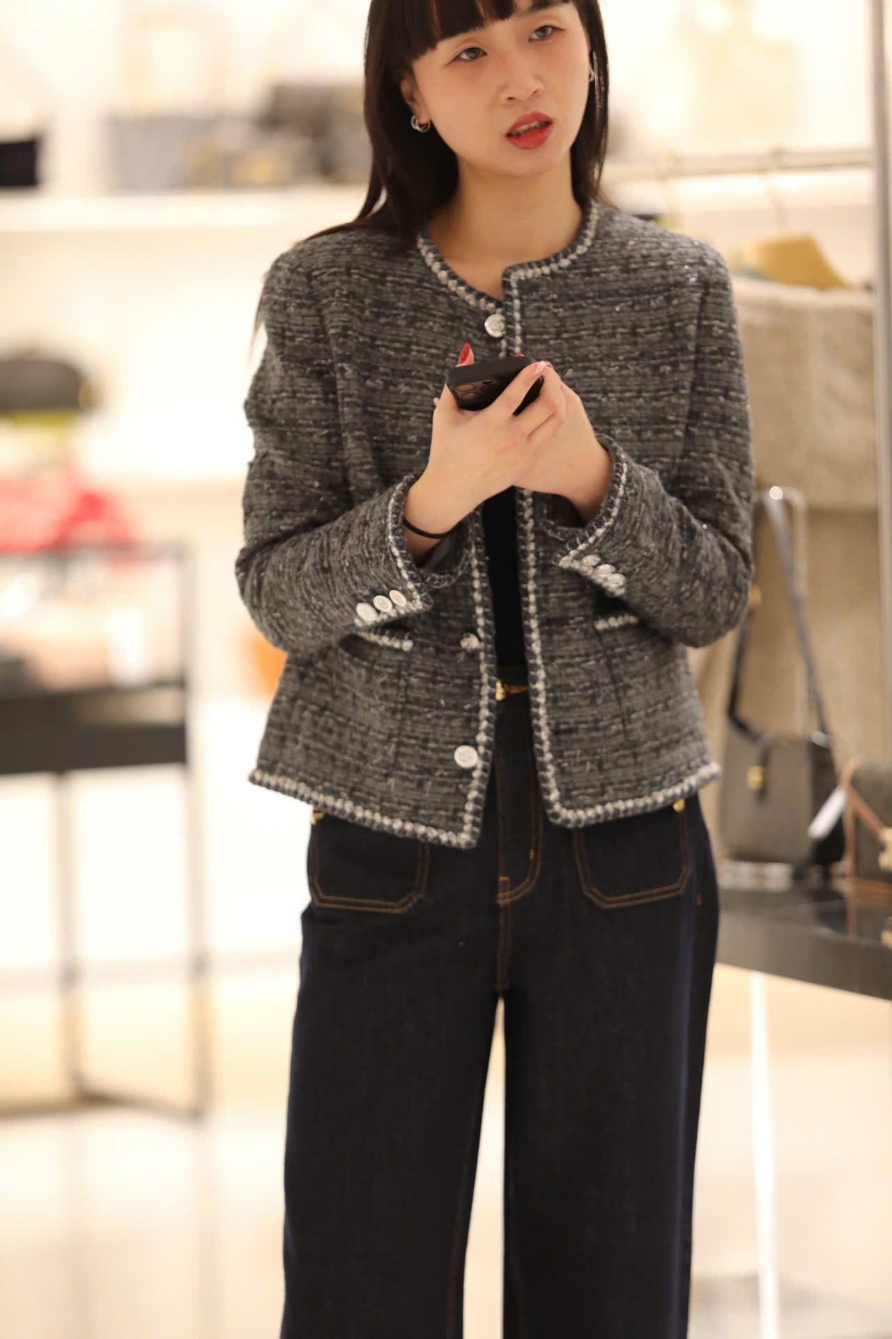  1.Áo Tweed xám 2 túi viền trắng 