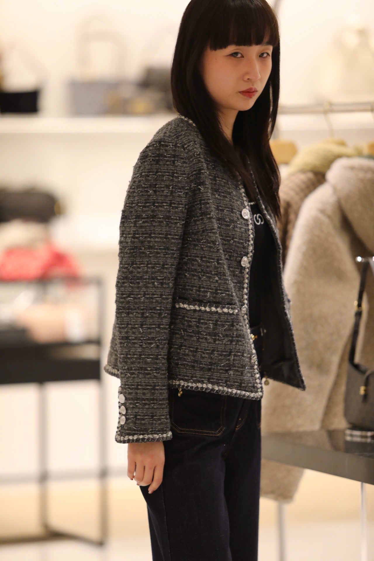  1.Áo Tweed xám 2 túi viền trắng 