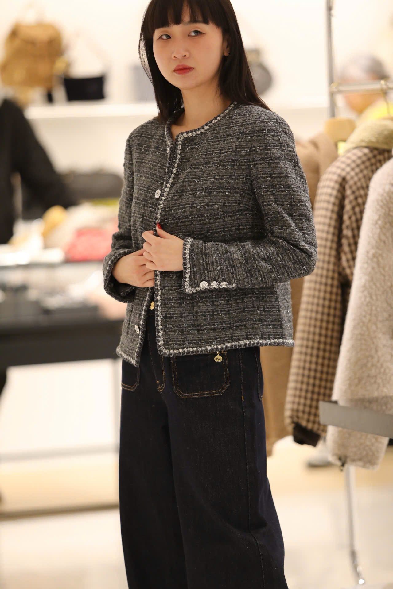  1.Áo Tweed xám 2 túi viền trắng 