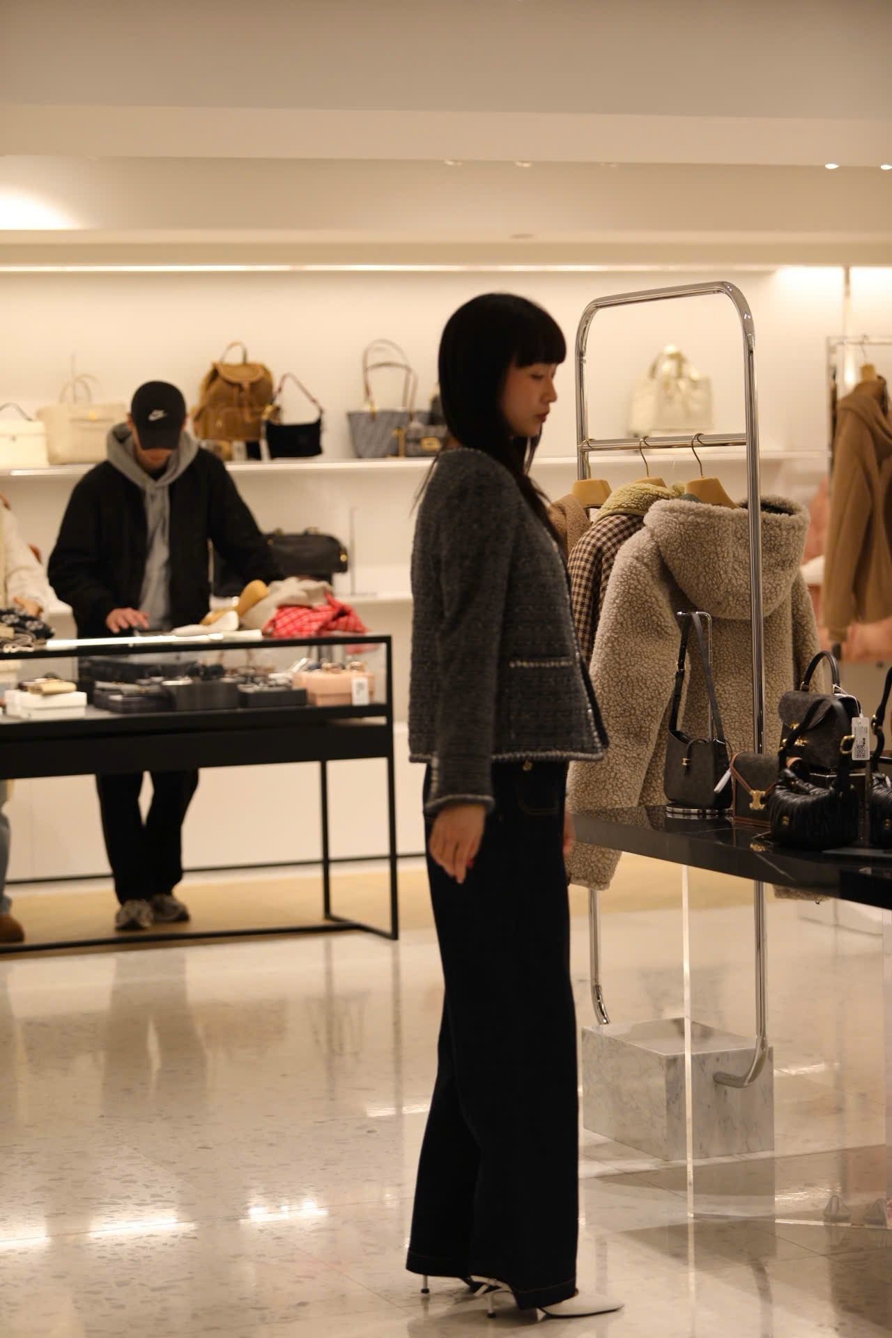  1.Áo Tweed xám 2 túi viền trắng 