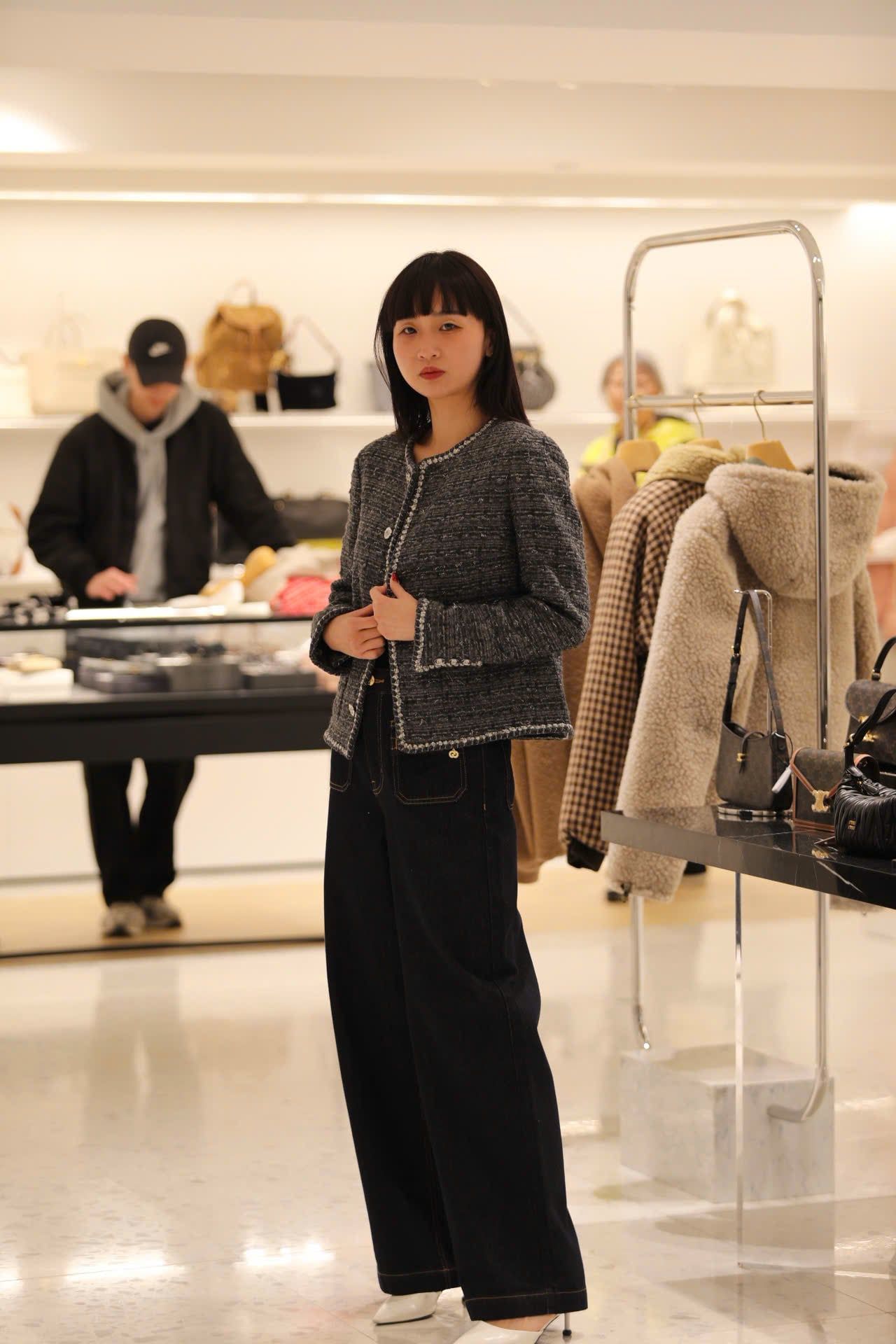  1.Áo Tweed xám 2 túi viền trắng 