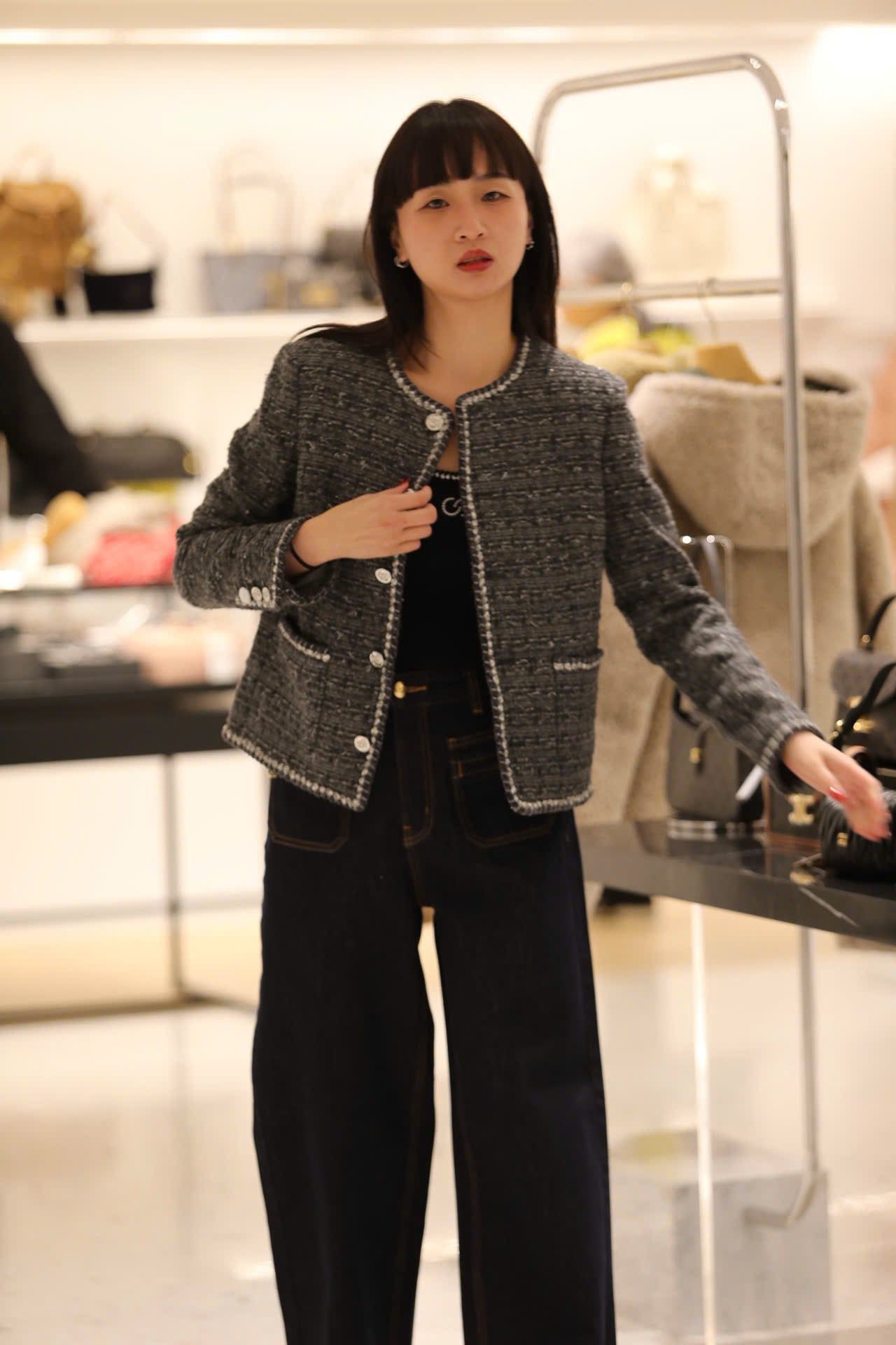  1.Áo Tweed xám 2 túi viền trắng 