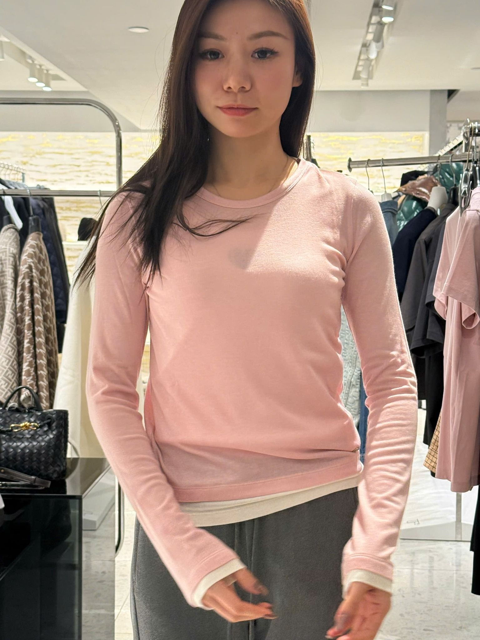  Áo thun hồng dài tay , viền gấu trắng 