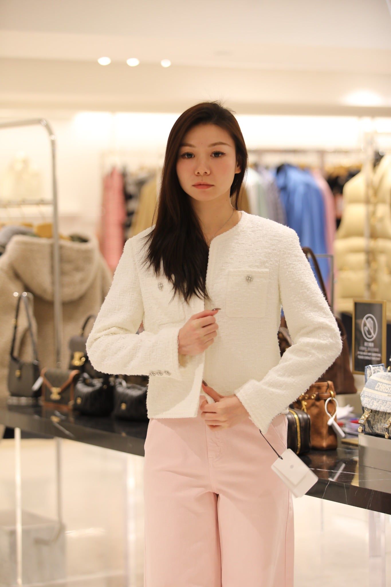  Áo tweed trắng 2 túi trước cúc bạc 