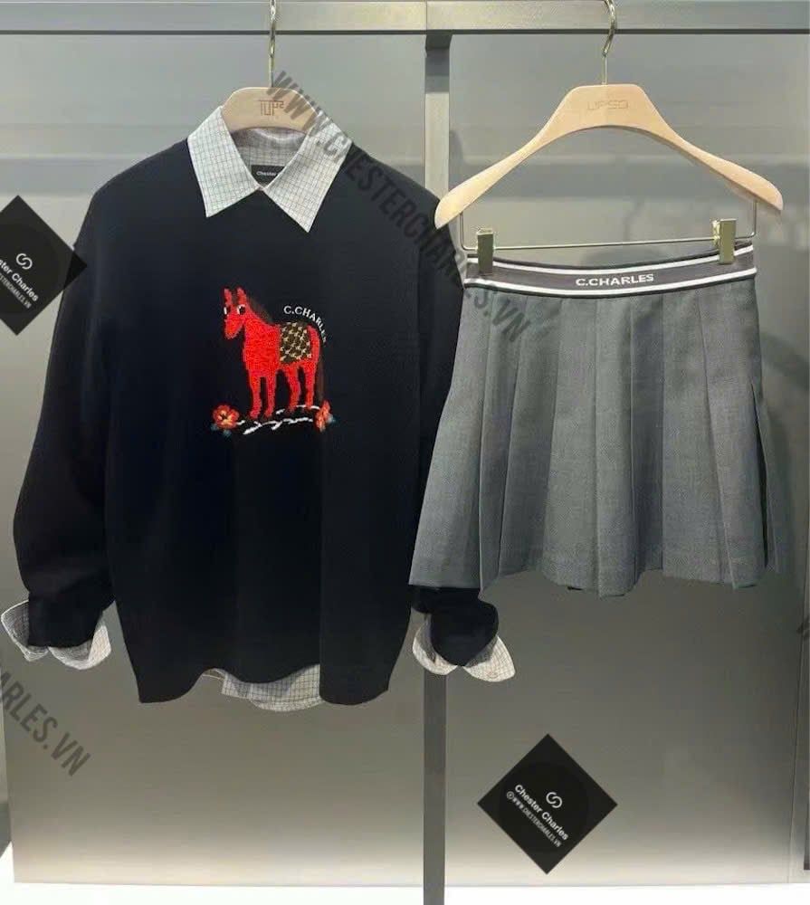  2.Áo len đen dài tay chú ngựa đỏ 