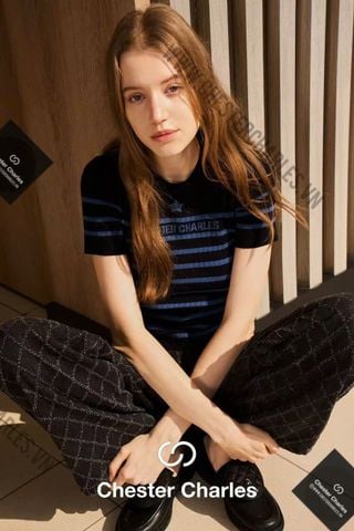  1. Áo đen kẻ ngang xanh - ngôi sao giữa 