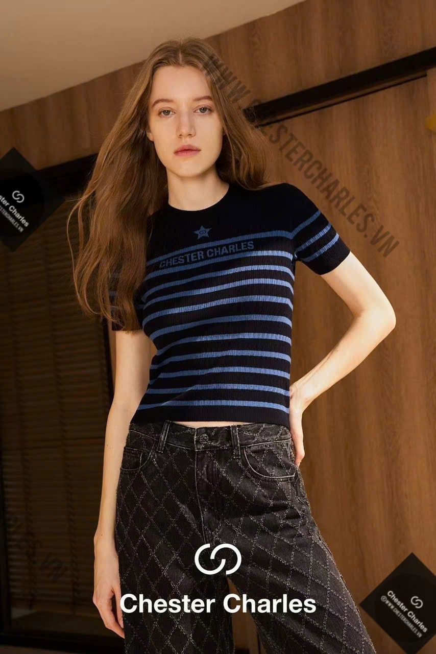  1. Áo đen kẻ ngang xanh - ngôi sao giữa 