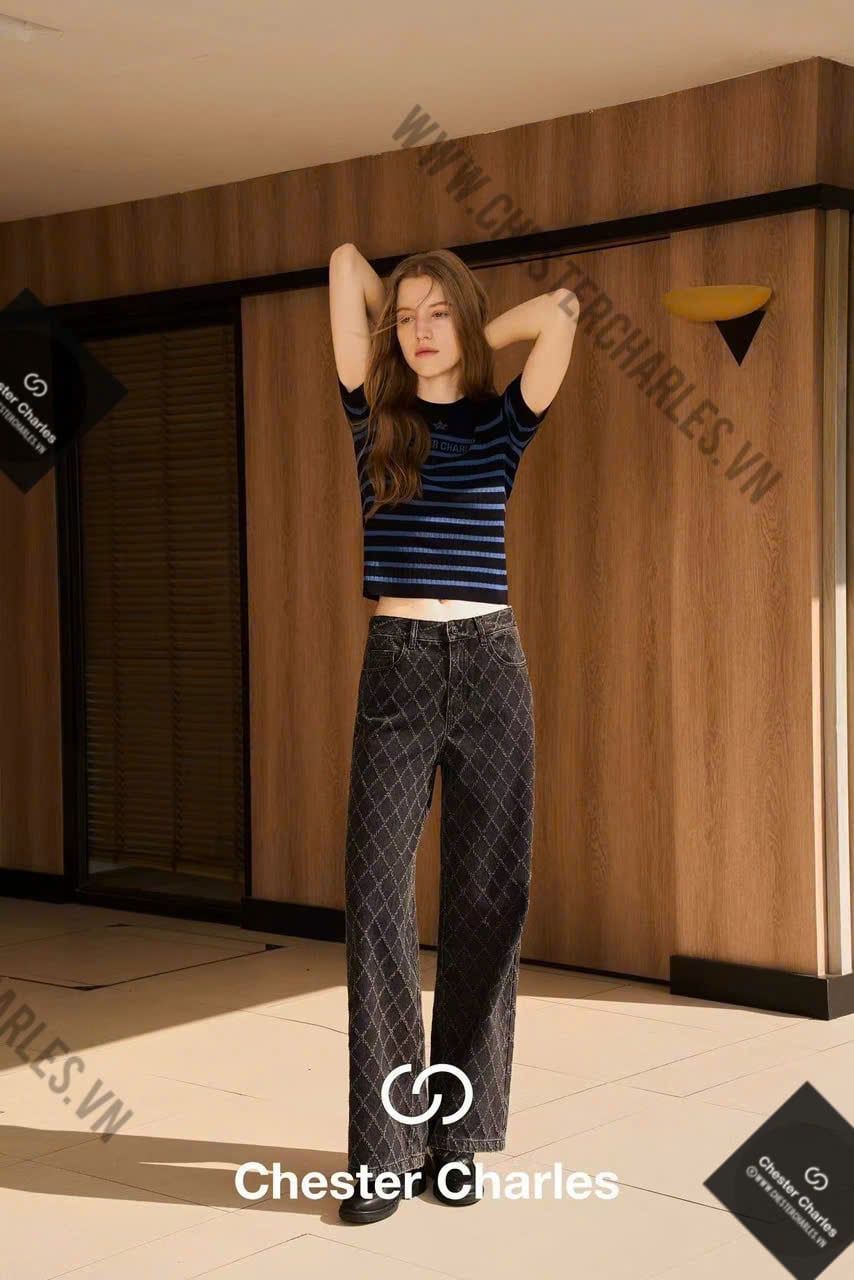  1. Áo đen kẻ ngang xanh - ngôi sao giữa 