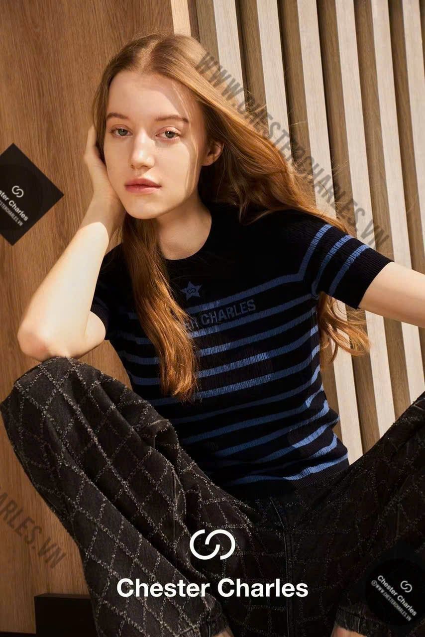  1. Áo đen kẻ ngang xanh - ngôi sao giữa 