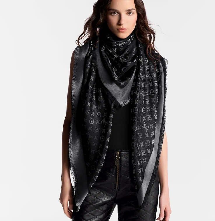  N_15.0__Khăn LV đen Ánh kim new ss 