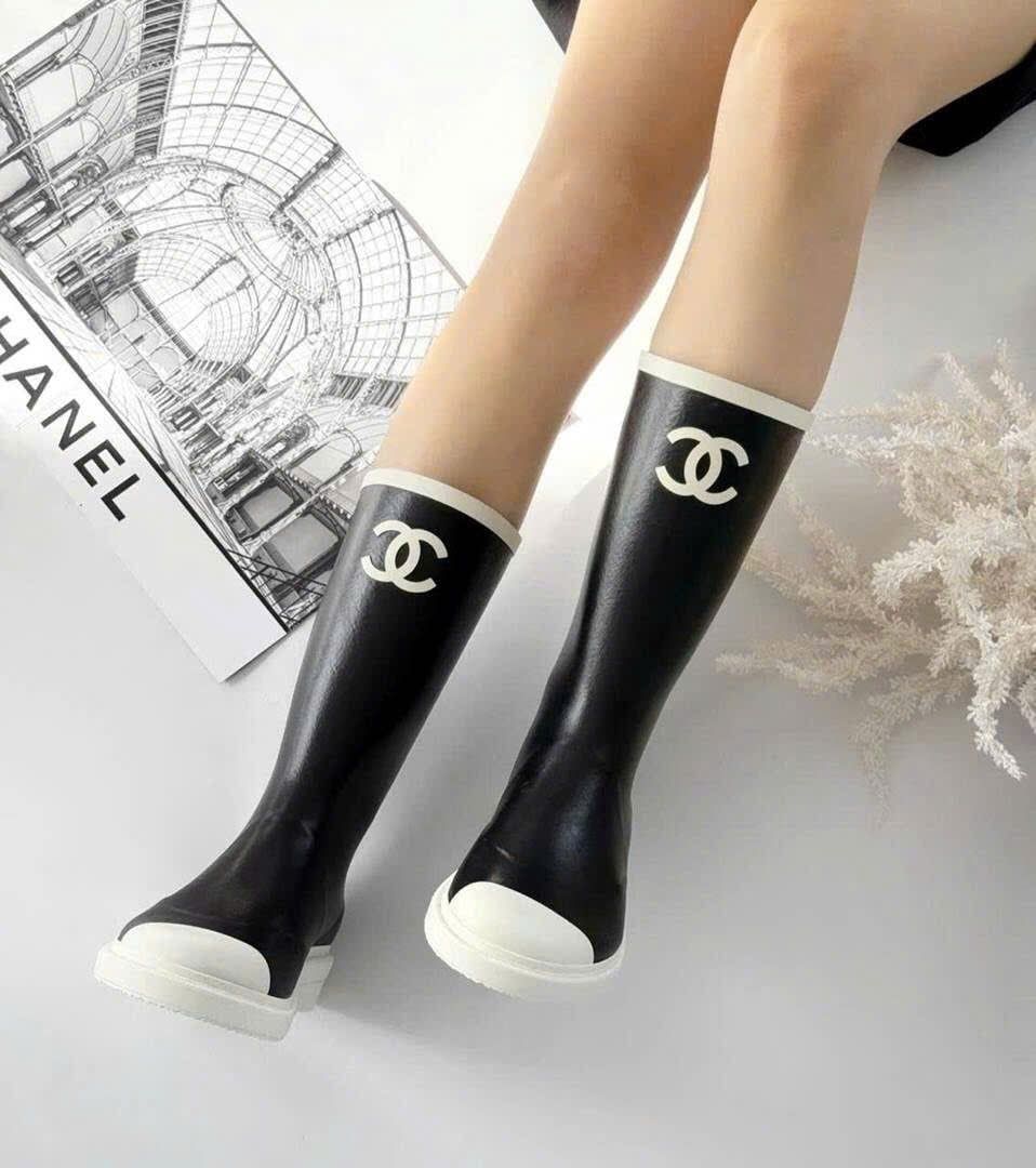  Boot Chanel đen viền trắng 