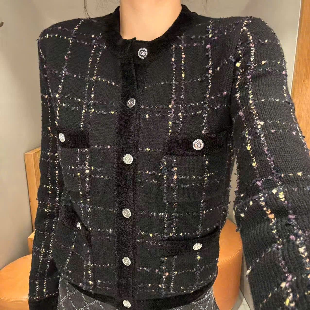  Áo CDG len đen. cúc trắng ô vuông 