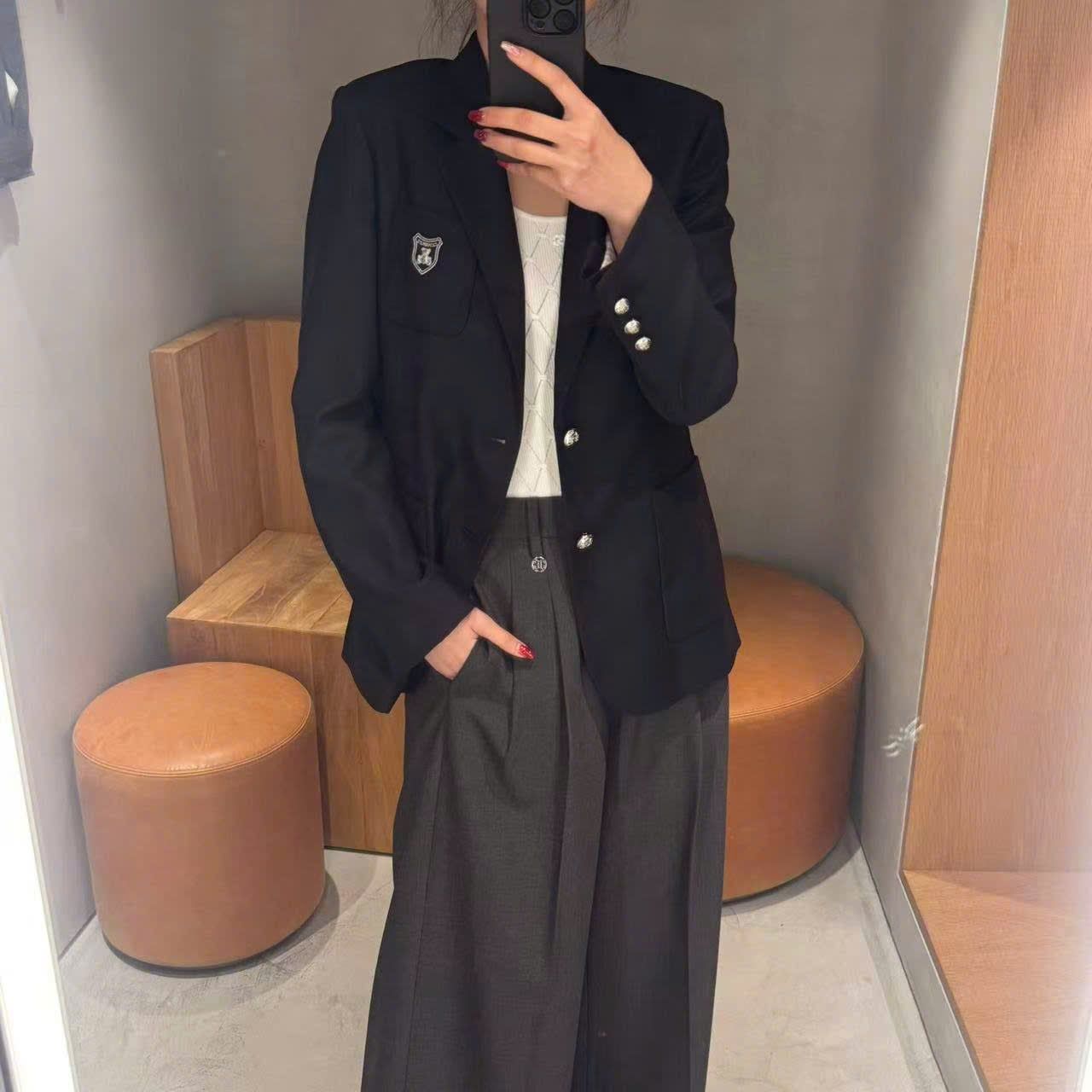  1.Áo blazer đen, 2 cúc logo huy hiệu 