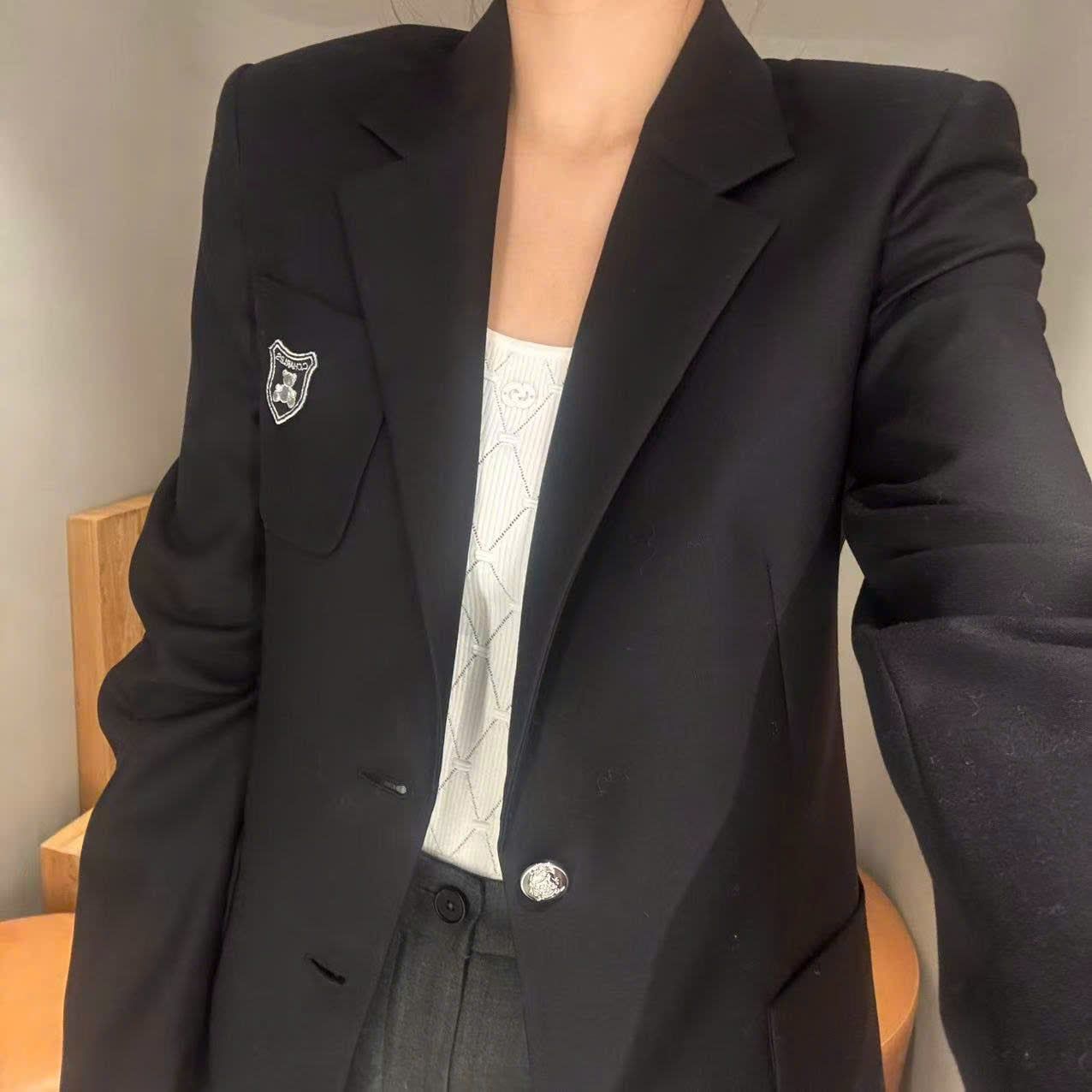  1.Áo blazer đen, 2 cúc logo huy hiệu 