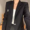  1.Áo blazer đen, 2 cúc logo huy hiệu 