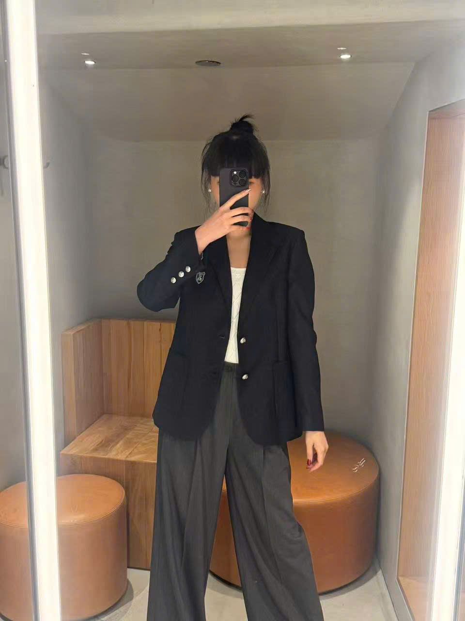  1.Áo blazer đen, 2 cúc logo huy hiệu 