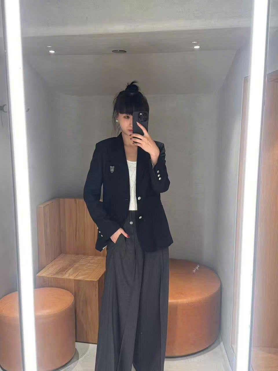  1.Áo blazer đen, 2 cúc logo huy hiệu 