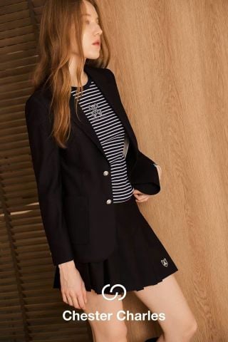  1.Áo blazer đen, 2 cúc logo huy hiệu 