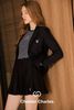  1.Áo blazer đen, 2 cúc logo huy hiệu 