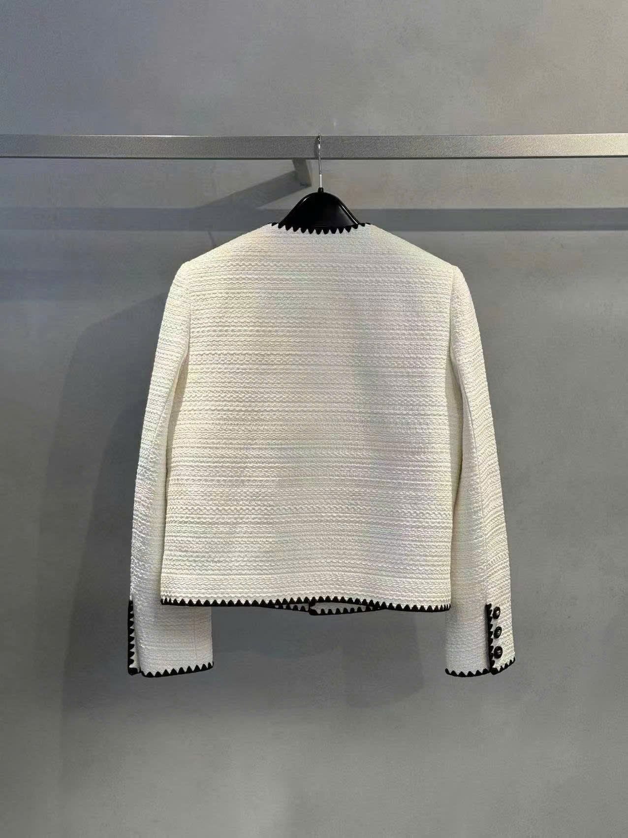  Áo dạ tweed trắng, viền đen 