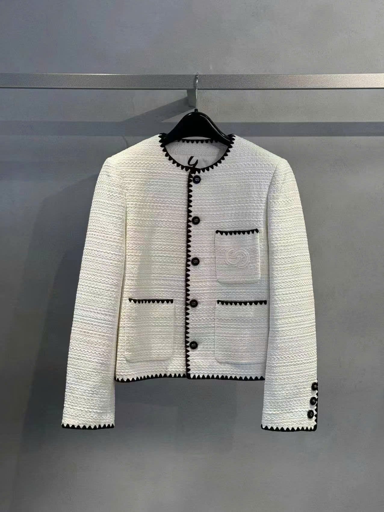  Áo dạ tweed trắng, viền đen 