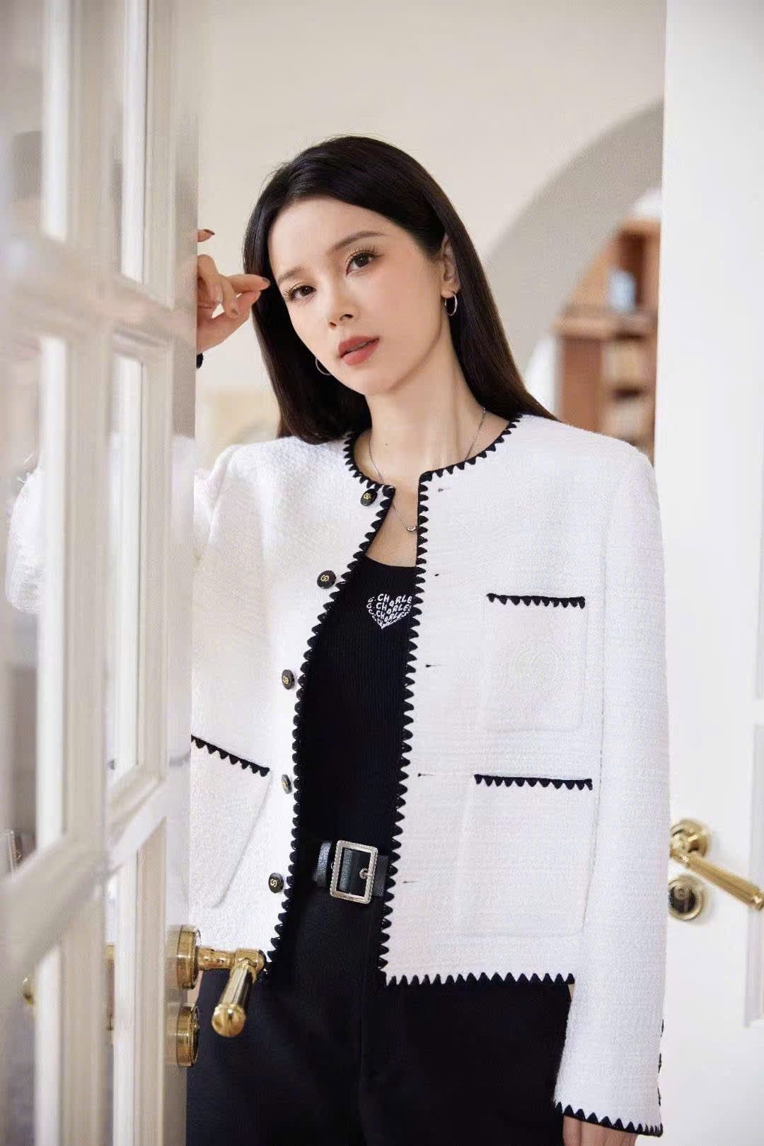  Áo dạ tweed trắng, viền đen 