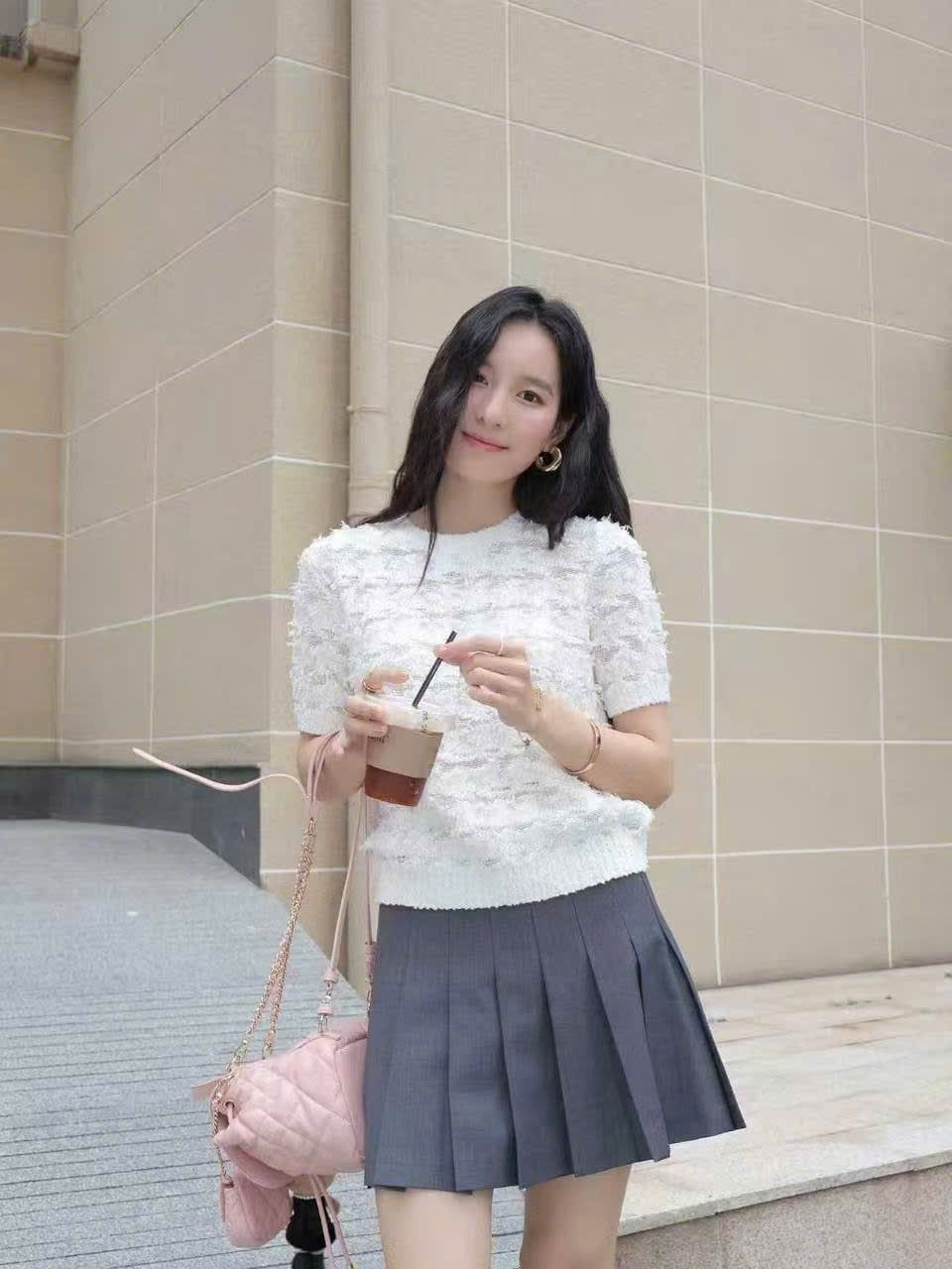  Áo trắng xù ngắn tay 
