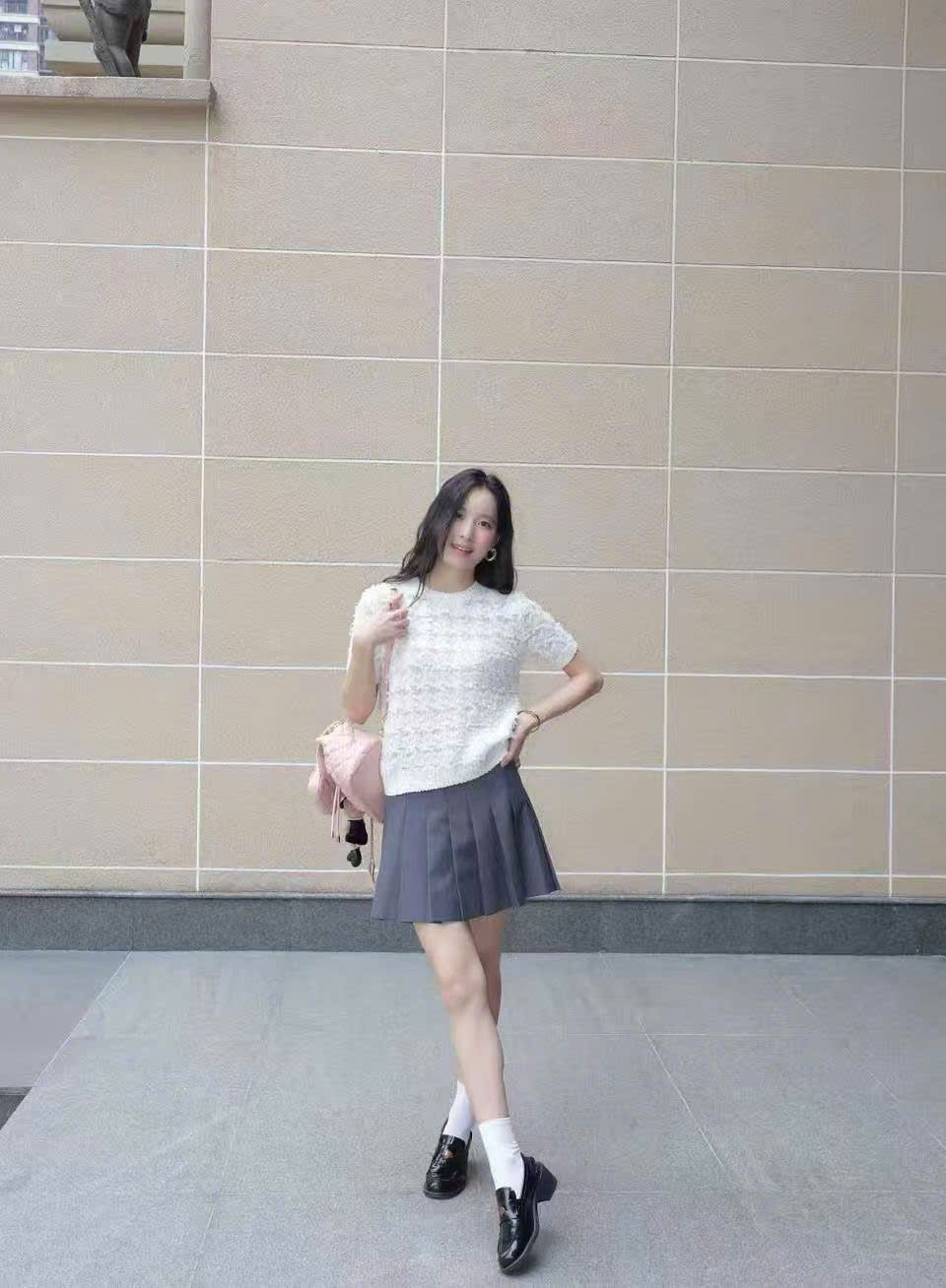  Áo trắng xù ngắn tay 