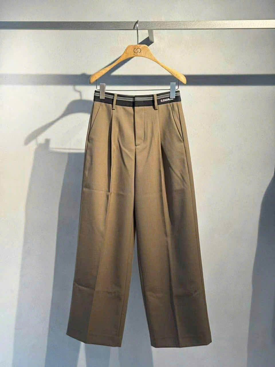  Quần vải nâu kaki, cạp kẻ đen 