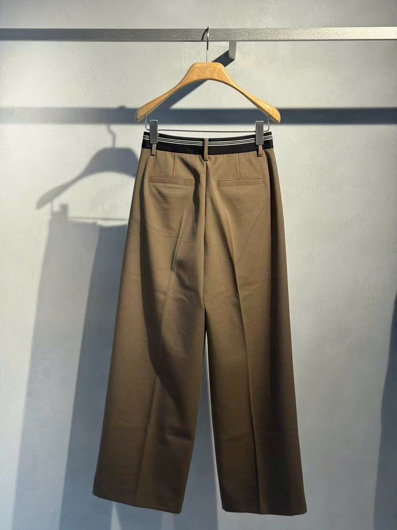  Quần vải nâu kaki, cạp kẻ đen 