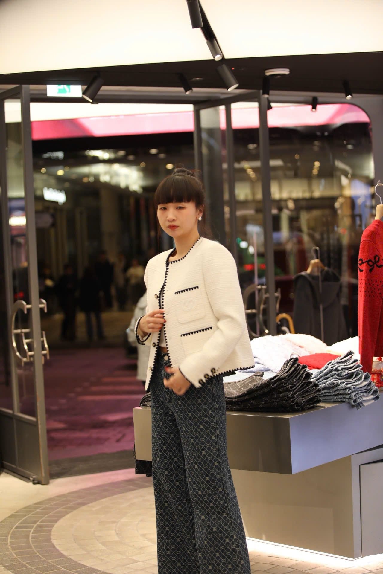  Áo dạ tweed trắng, viền đen 