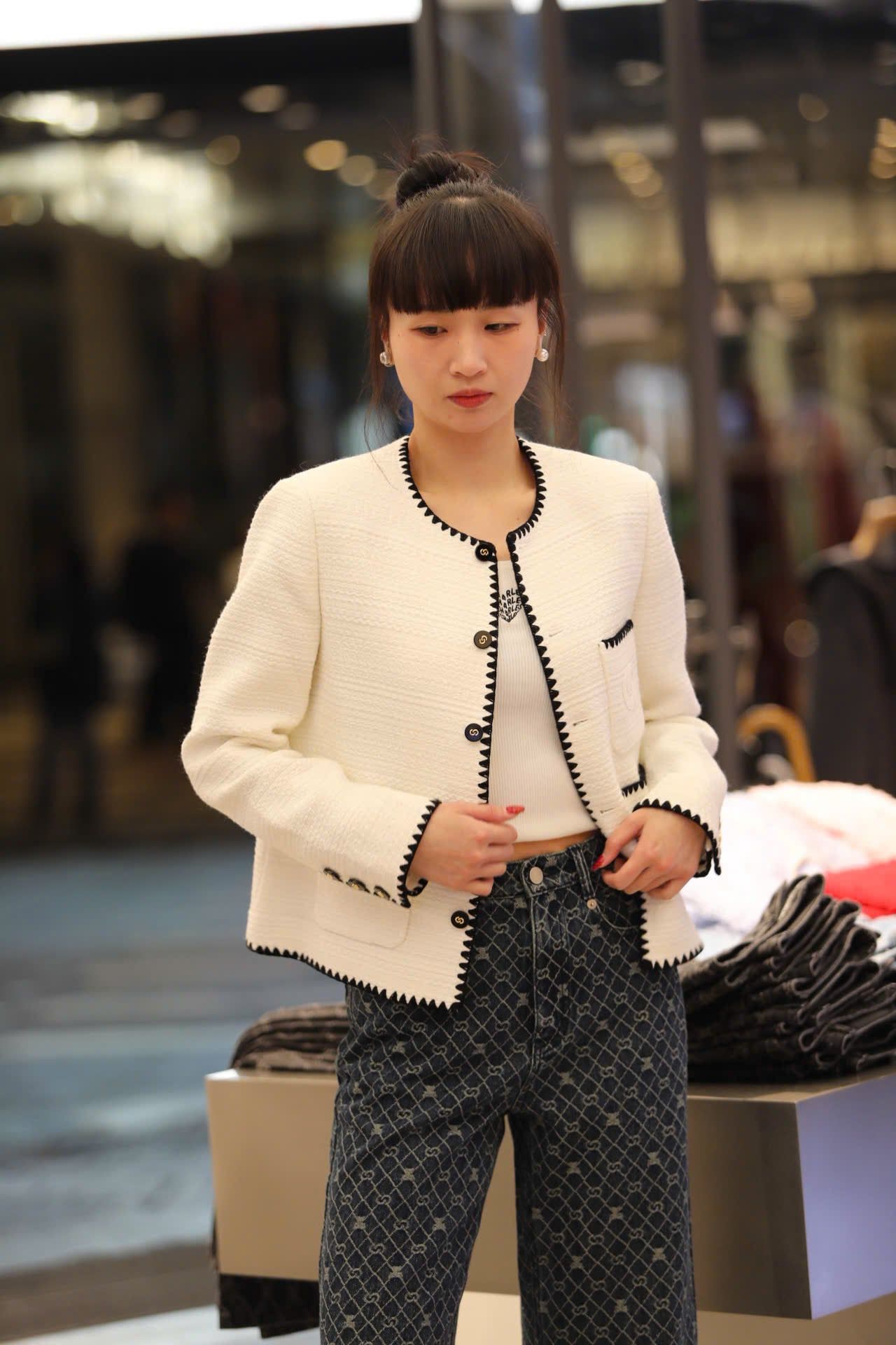  Áo dạ tweed trắng, viền đen 
