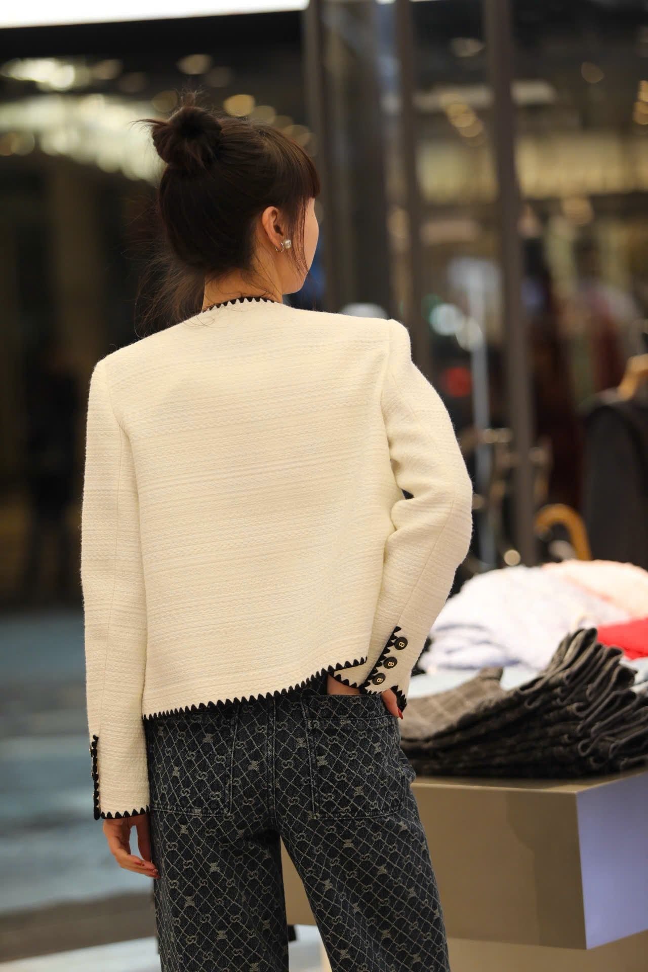  Áo dạ tweed trắng, viền đen 