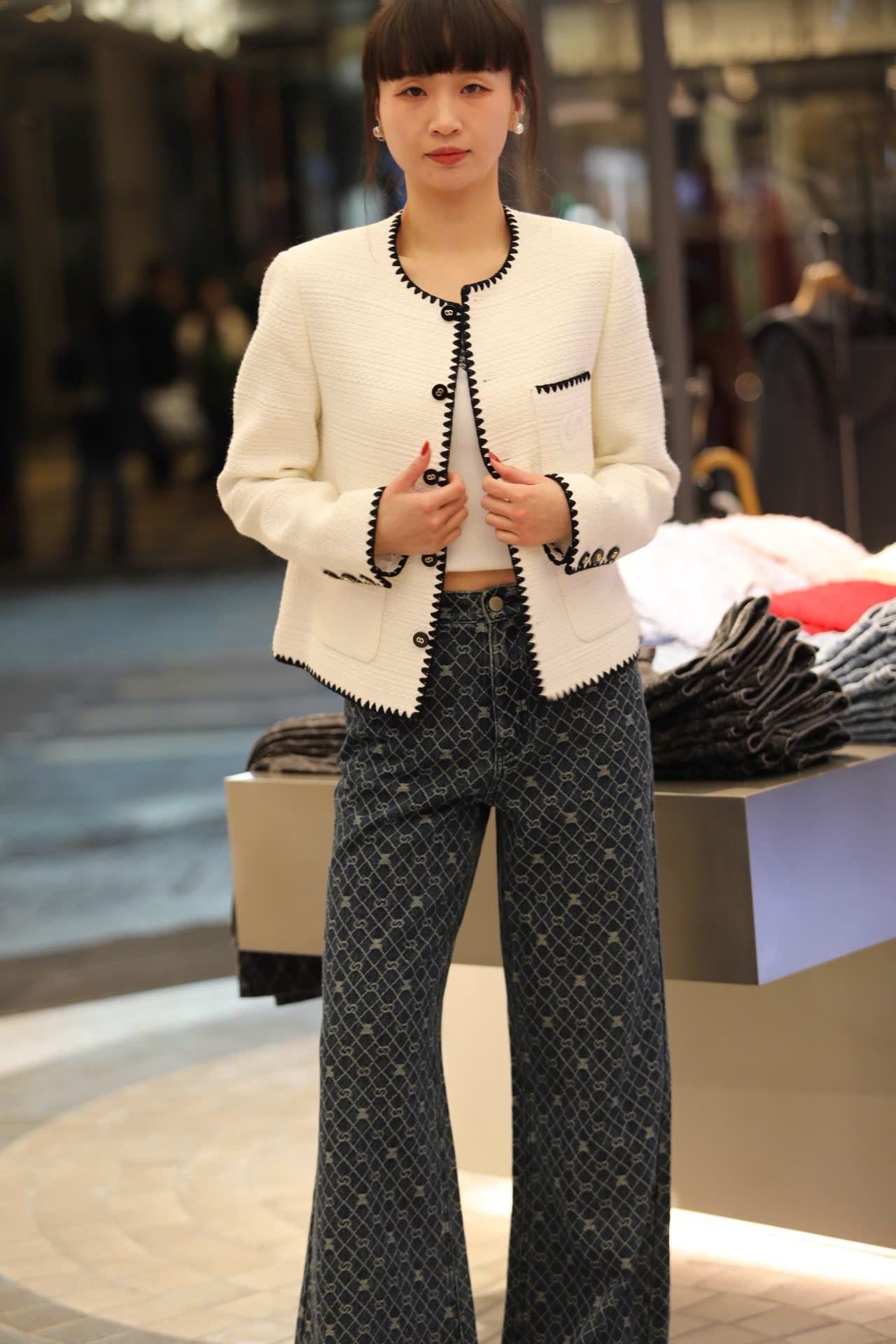  Áo dạ tweed trắng, viền đen 