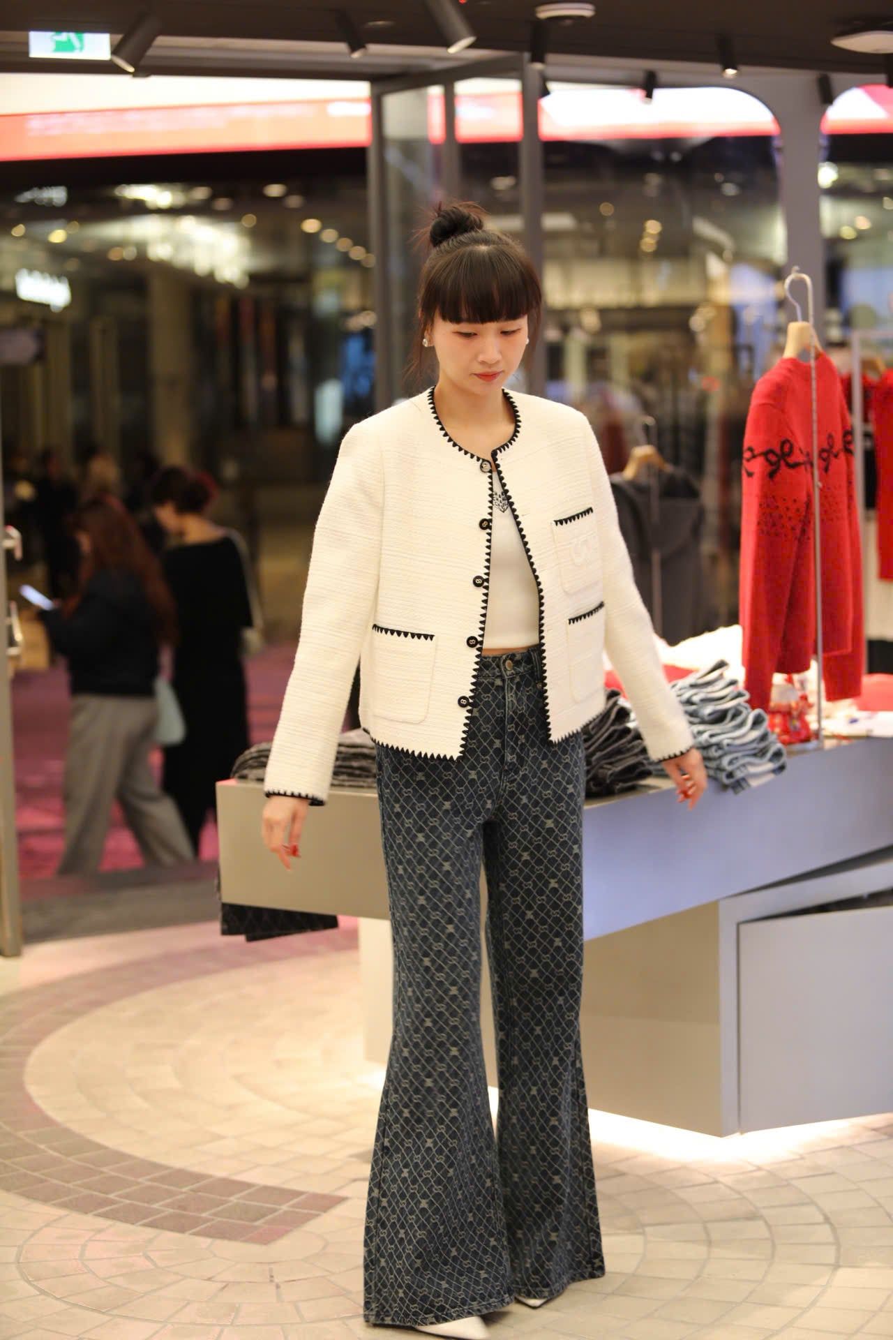  Áo dạ tweed trắng, viền đen 