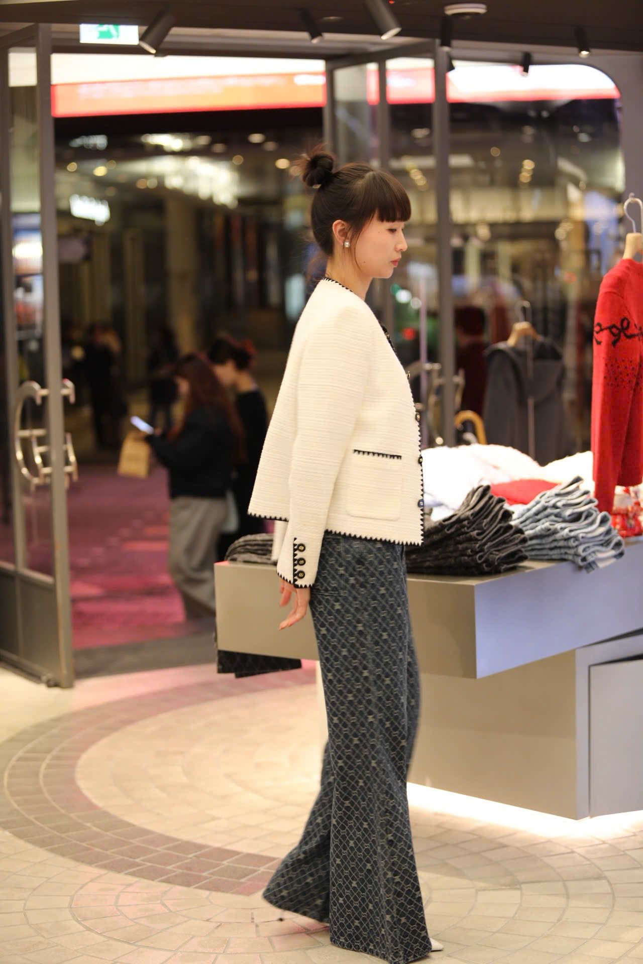  Áo dạ tweed trắng, viền đen 