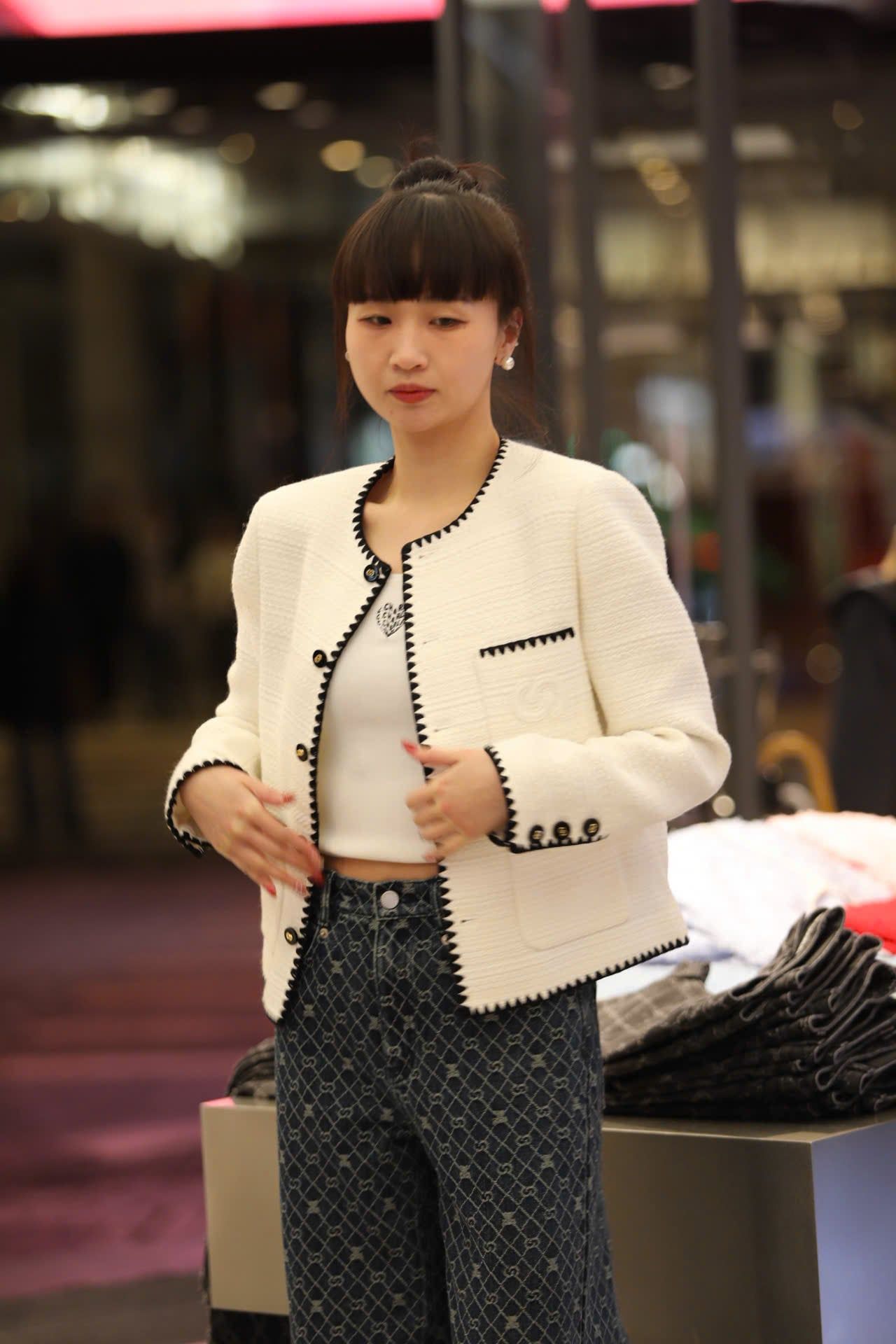  Áo dạ tweed trắng, viền đen 